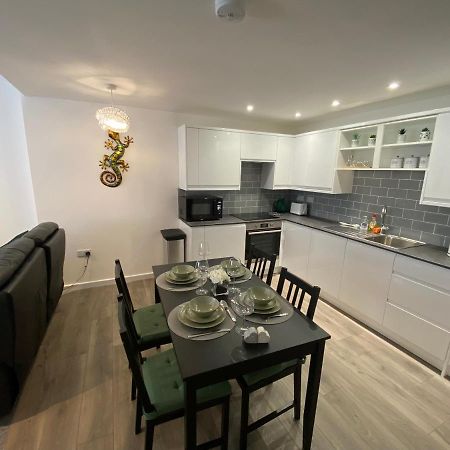 Modern 2 Bedroom Apartment, With Car Parking. Bitton Exteriér fotografie